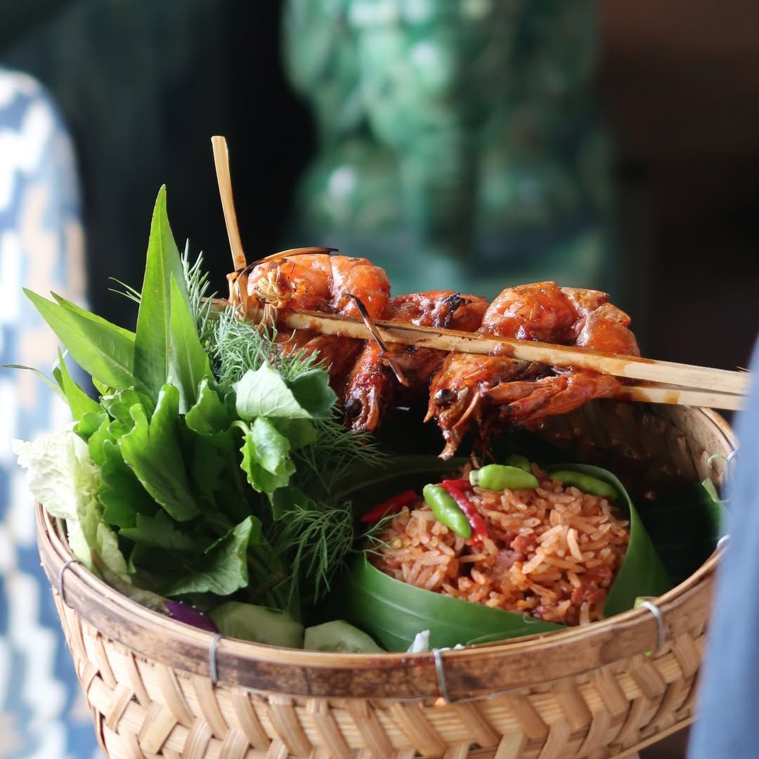 ข้าวผัดโรงรส ข้าวหอมมะลิผัดกับน้ำพริกลงเรือ เสิร์ฟพร้อมกุ้งแชบ๊วยย่างถ่าน และไข่เค็มไชยา เมนูเด็ดของร้านโรงรส (ภาพ: Instagram / @rongros_bkk)