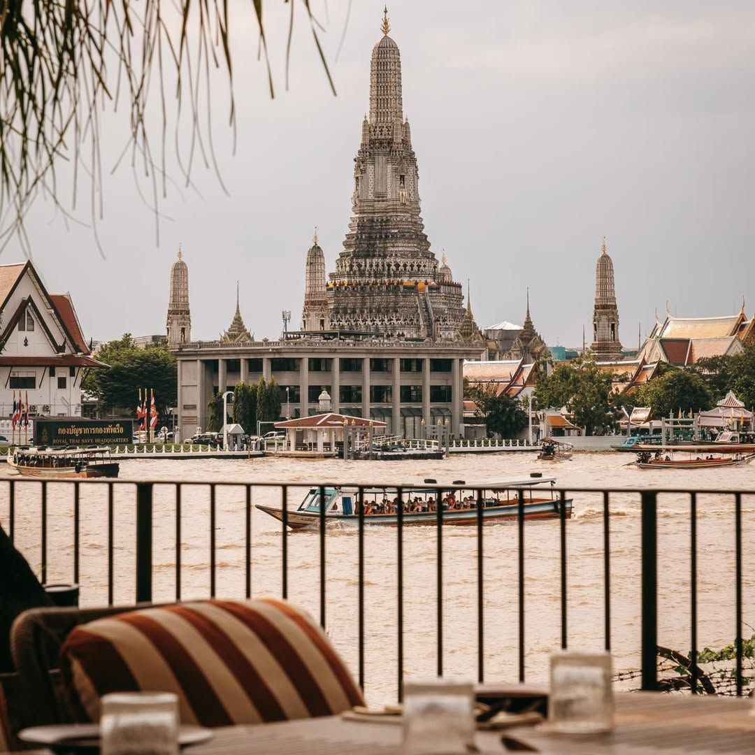บรรยากาศสุดชิลริมแม่น้ำเจ้าพระยาของร้าน Horsamut ร้านอาหารไทยสไตล์ชายทะเล (ภาพ: Instagram / @horsamutbkk)