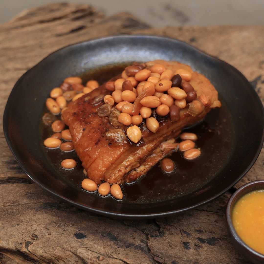 หมูโกงกาง หมูสามชั้นตุ๋นบนถ่านไม้โกงกาง ซอสรสหวานเค็ม และถั่วลิสง เมนูเด็ดของร้าน Horsamut (ภาพ: Instagram / @horsamutbkk)