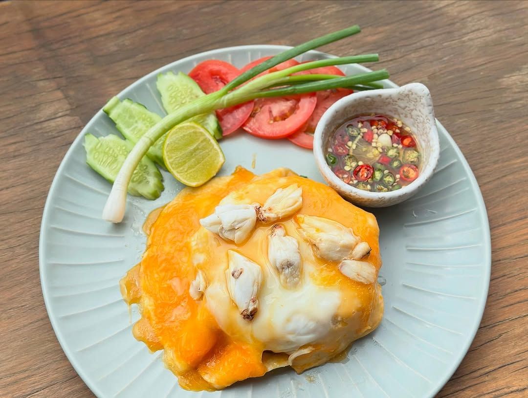 ข้าวไข่ข้นเนื้อเนียนนุ่ม พร้อมเนื้อปูก้อนของร้าน Hansa River House คาเฟ่สุดเก๋ย่านทรงวาด (ภาพ: Instagram / @hansariverhouse)