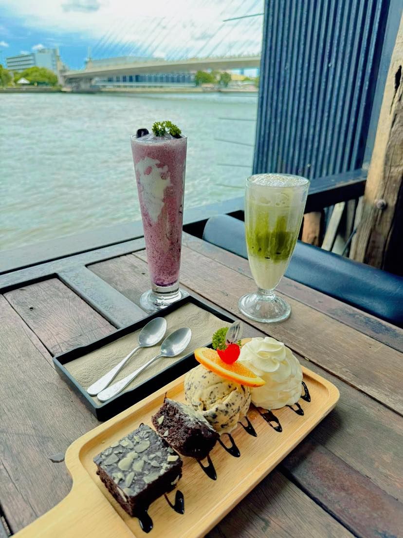 ขนมหวานพร้อมวิวแม่น้ำเจ้าพระยาและสะพานพระราม 8 จากร้าน Rama8 Café (ภาพ: Facebook.com / @Rama8Cafe)