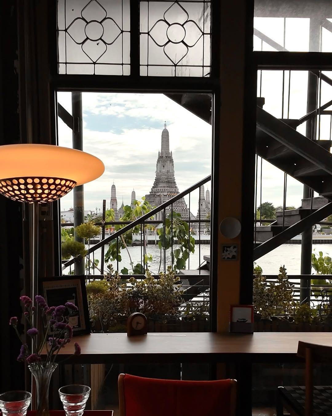 วิวแม่น้ำเจ้าพระยา และวัดอรุณในบรรยากาศสุดเก๋ของร้าน Before Sunset ร้านไอศกรีมสุดคูล (ภาพ: Instagram / @beforesunset.bkk)
