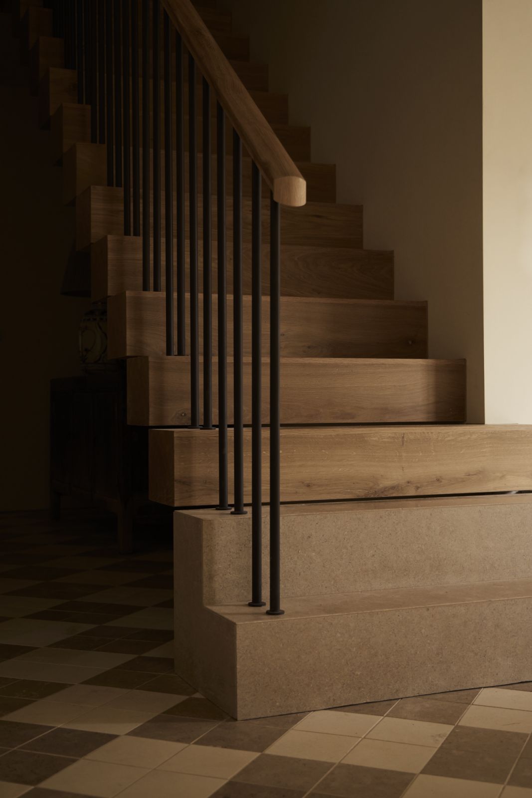 Whole timber logs as cantilevered steps for the floating staircase