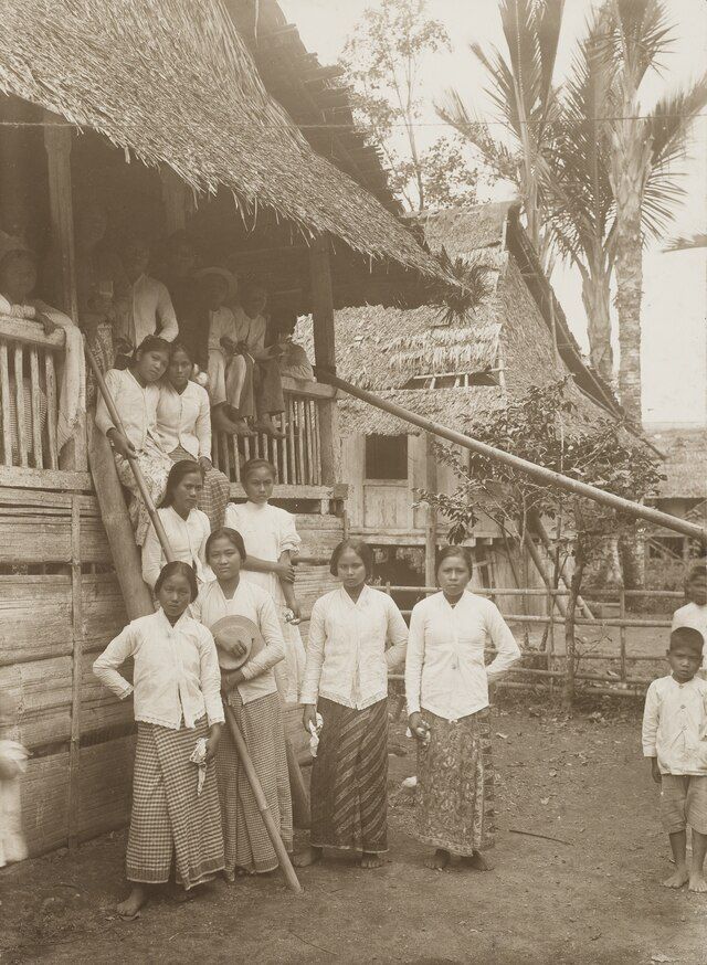 Women in sarong (sarung) and kebaya at the entrance of a house in a village in the Minahasa. Photo: Ohannes Kurkdjian via Wiki Commons