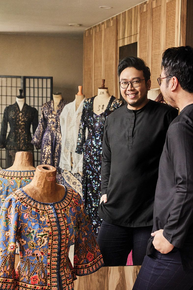 Sufiyanto Amat Sopingi of Kebaya Societé, with the Singapore Airlines kebaya from 1969 (foreground) as well as Heritage Board. 69
other pieces from the collection, which centres around Malay material, culture and aesthetic