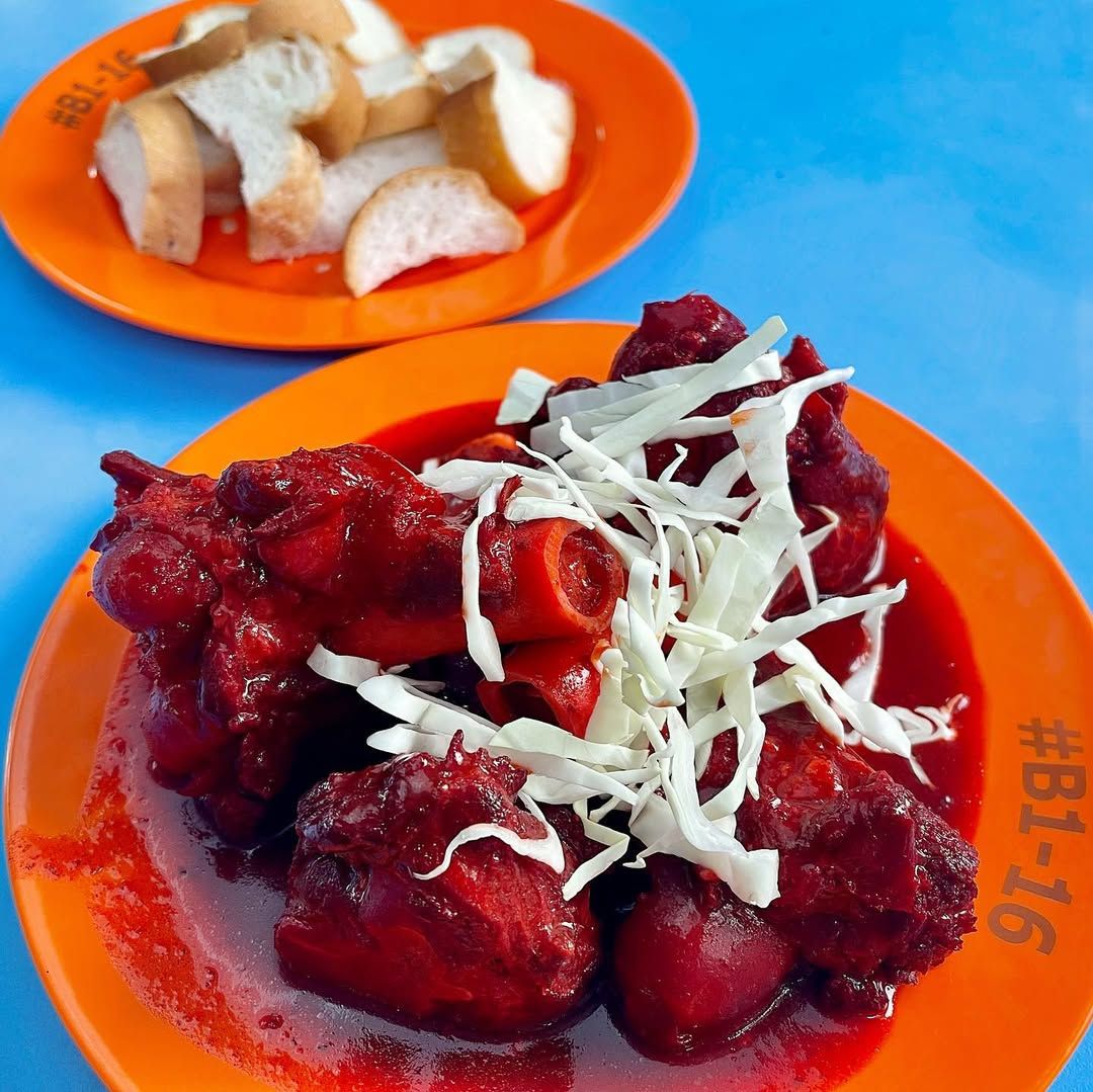 The famous Sup Tulang Merah by Deen Tiga Rasa at Golden Mile Food Centre, Singapore (Photo: Instagram/@gold905)