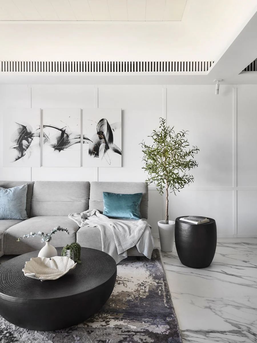 The ceiling height was raised to create a sense of loftiness in the open-plan living room