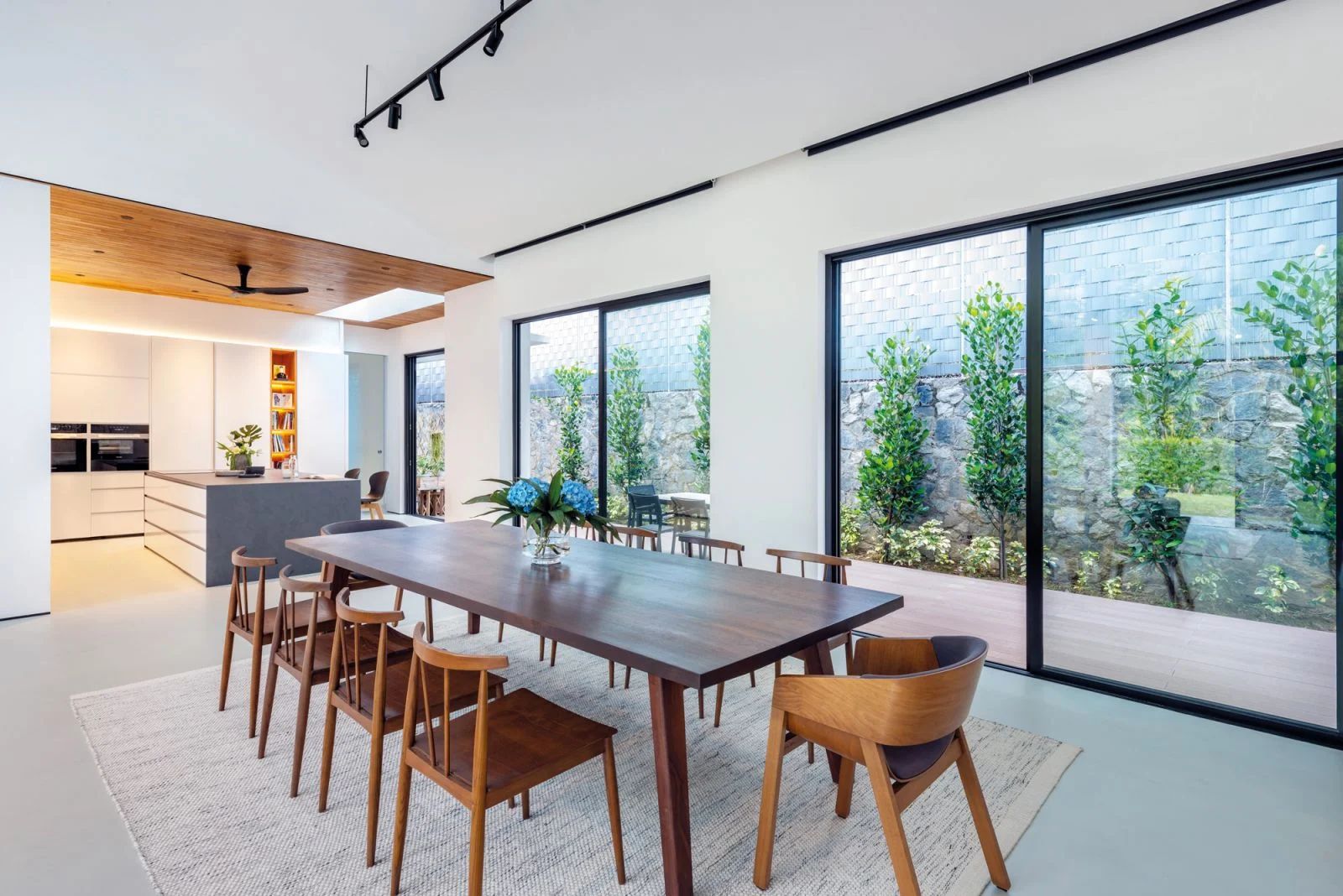 Glimpses of the garden bring a relaxing dimension to mealtimes