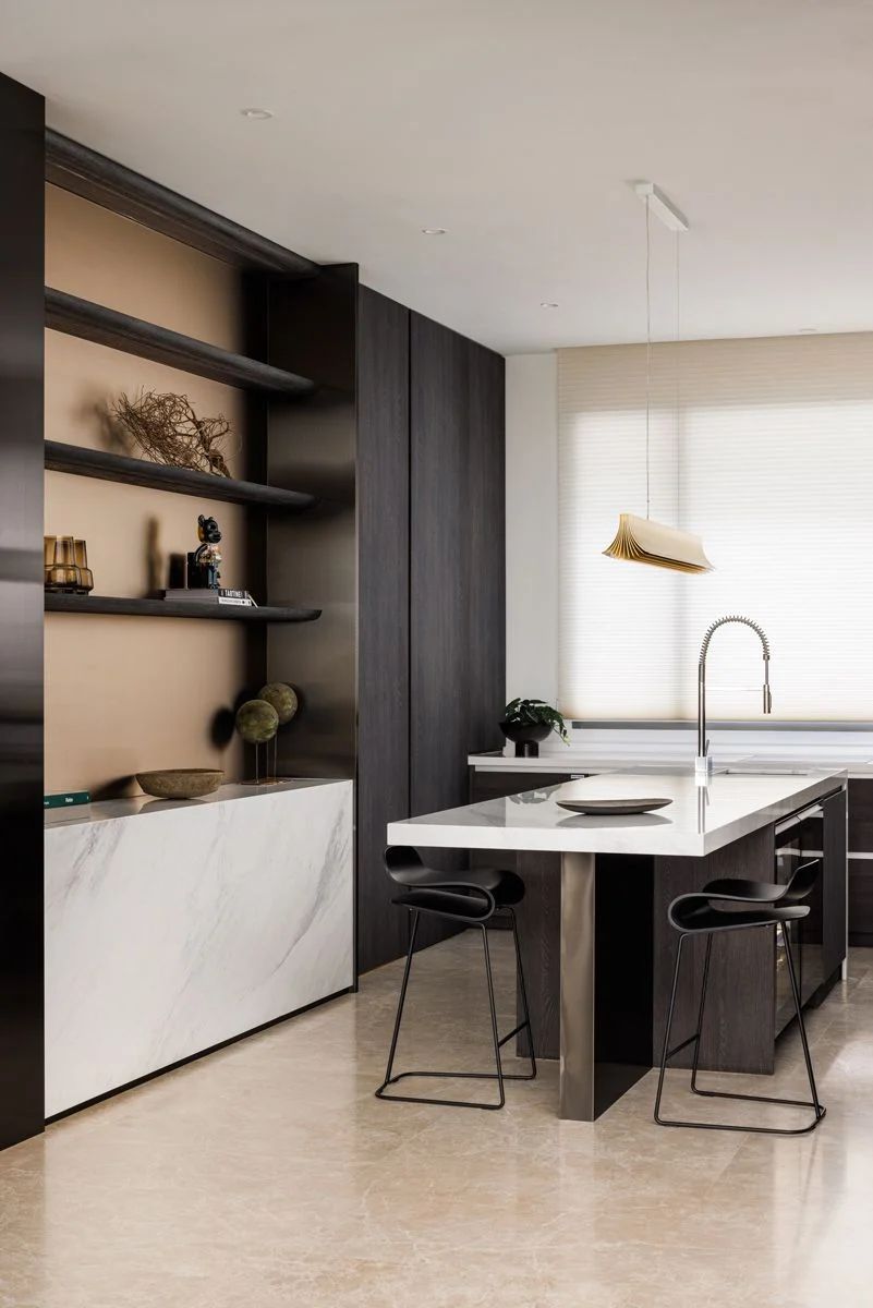 The dry kitchen’s display shelving incorporates a wine bar