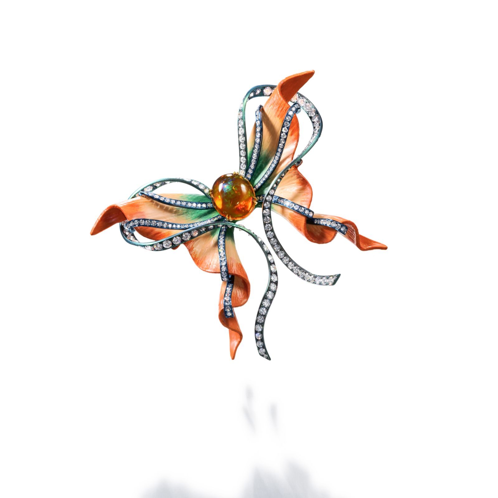《ANNA HU 金秋飄香蝴蝶胸針》於 TEFAF 2025 展出6.51 克拉天然火蛋白石、鑽石,鈦金屬、18K 金。(Photo: Anna Hu Haute Joaillerie)