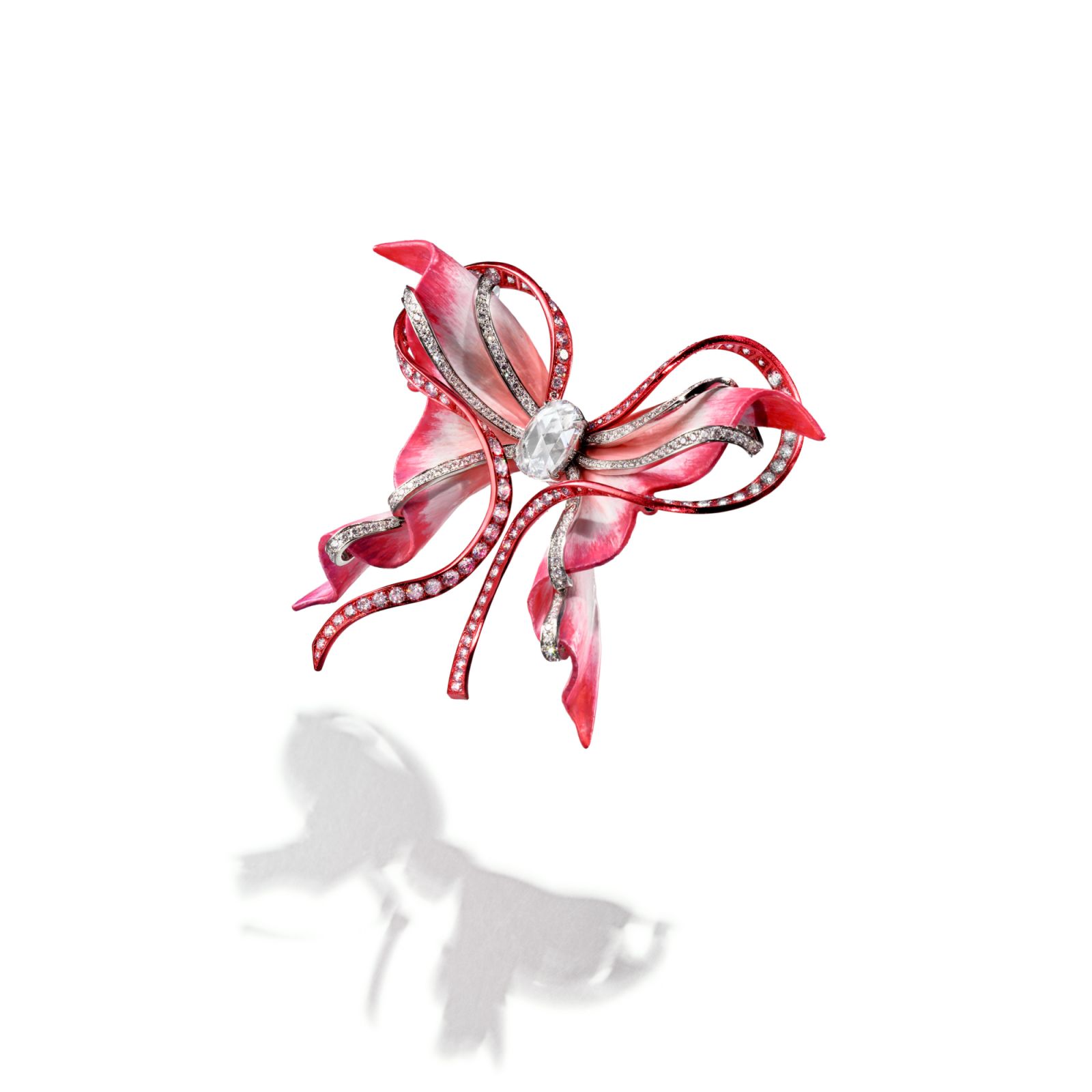 《ANNA HU 春滿海棠蝴蝶胸針》於 TEFAF 2025 展出
3.06克拉玫瑰式切割鑽石、鑽石,鈦金屬、18K 黃金
(Photo: Anna Hu Haute Joaillerie)