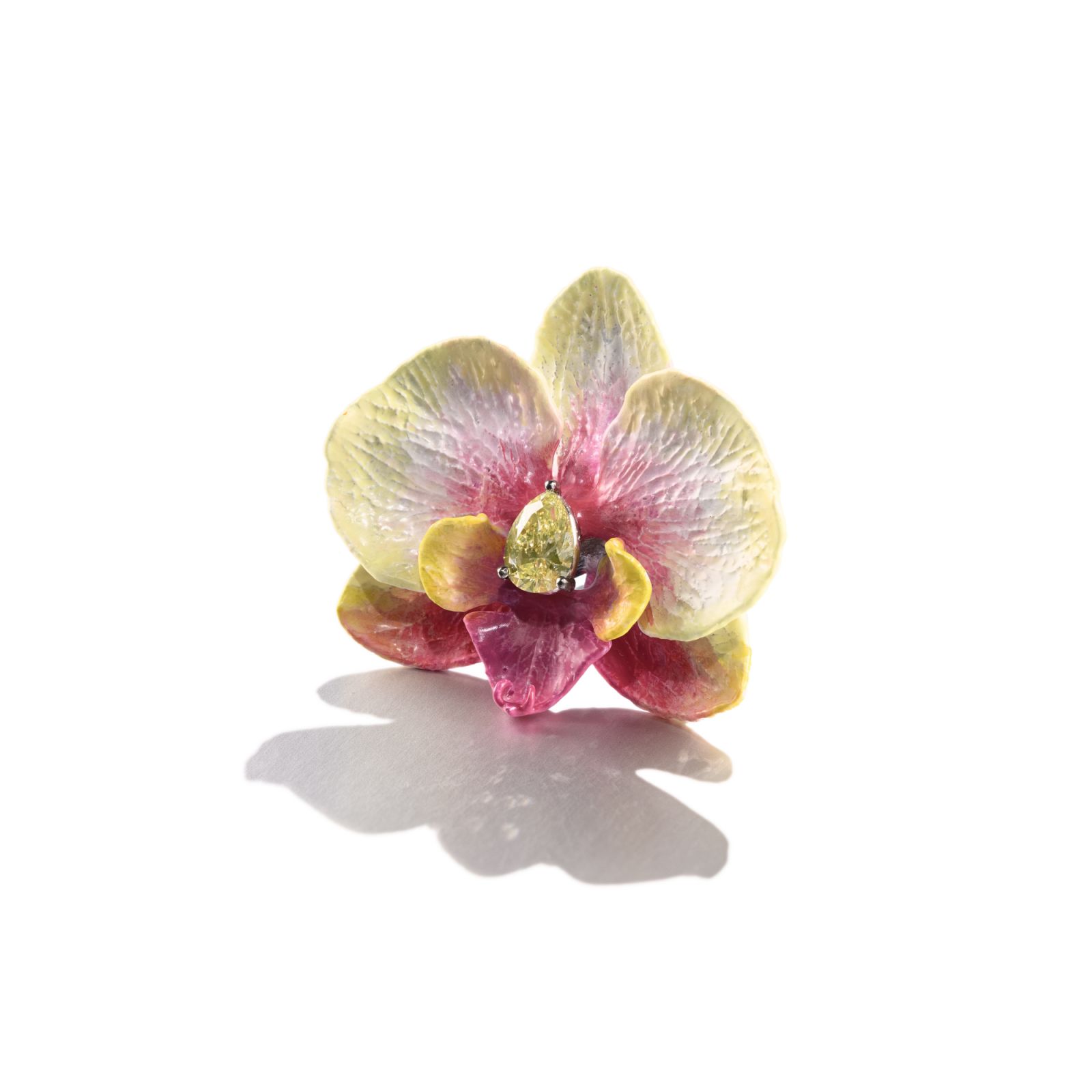 《Anna Hu金翎蘭心綠黃鑽戒指》綠黃鑽 1.04 克拉,鈦金屬、18K 黃金。(Photo: Anna Hu Haute Joaillerie)