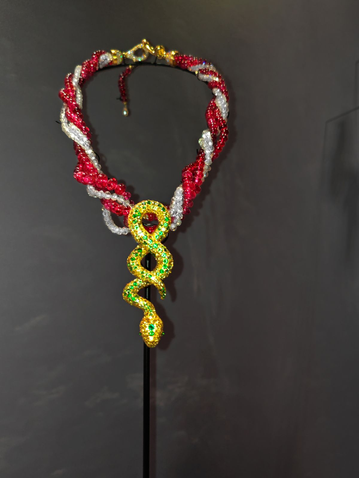 《Anna Hu埃及豔后項鍊》尖晶石、黃鑽、鑽石,18K 黃金。(Photo: Anna Hu Haute Joaillerie)