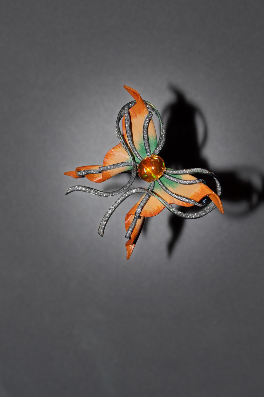 《Anna Hu金秋飄香蝴蝶胸針》於 TEFAF 2025 展出6.51 克拉天然火蛋白石、鑽石,鈦金屬、18K 金。(Photo: Anna Hu Haute Joaillerie)