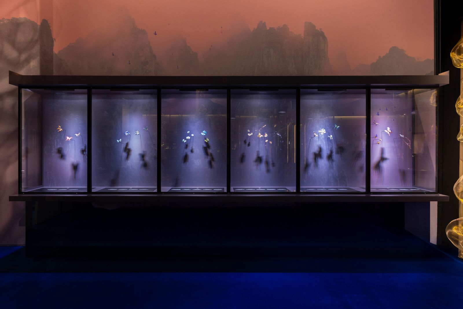 Anna Hu高訂珠寶出席 TEFAF 2025,打造整面蝶舞花間訂製展櫃,氣勢恢弘。(Photo: Anna Hu Haute Joaillerie)