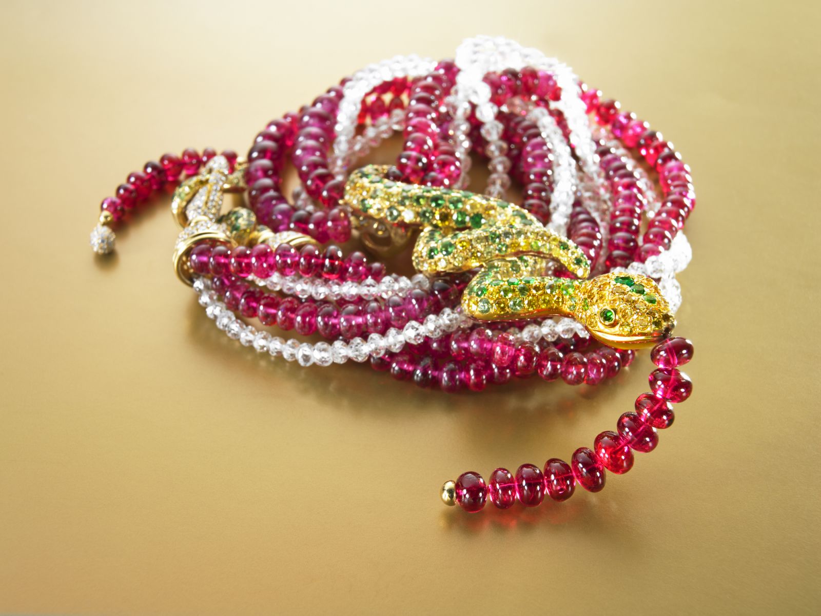 《Anna Hu埃及豔后項鍊》尖晶石、黃鑽、鑽石,18K 黃金。Briolette diamonds and spinel bead necklace with gold yellow diamonds and emeralds comprising snake , designed by Anna Hu(Photo: Anna Hu Haute Joaillerie)