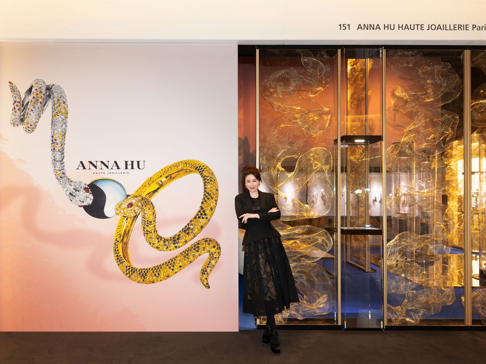 華裔珠寶藝術家Anna Hu 女士攜同名品牌高訂珠寶出席 TEFAF 2025,以靈蛇印象為主視覺打造「殿堂級珠寶」藝廊展廳。(Photo: Anna Hu Haute Joaillerie)