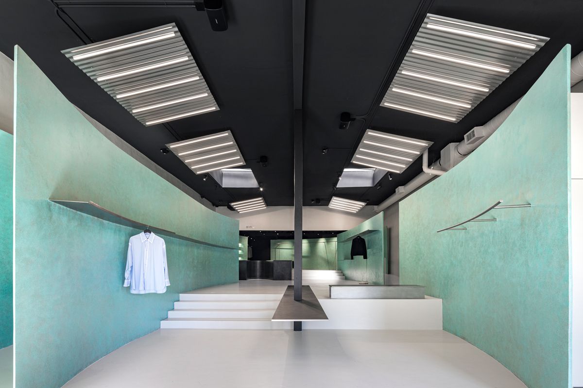 Rather than creating a single, centralised circular wall, Korean architect Jonghwan Baek introduced multiple elliptical walls around the store