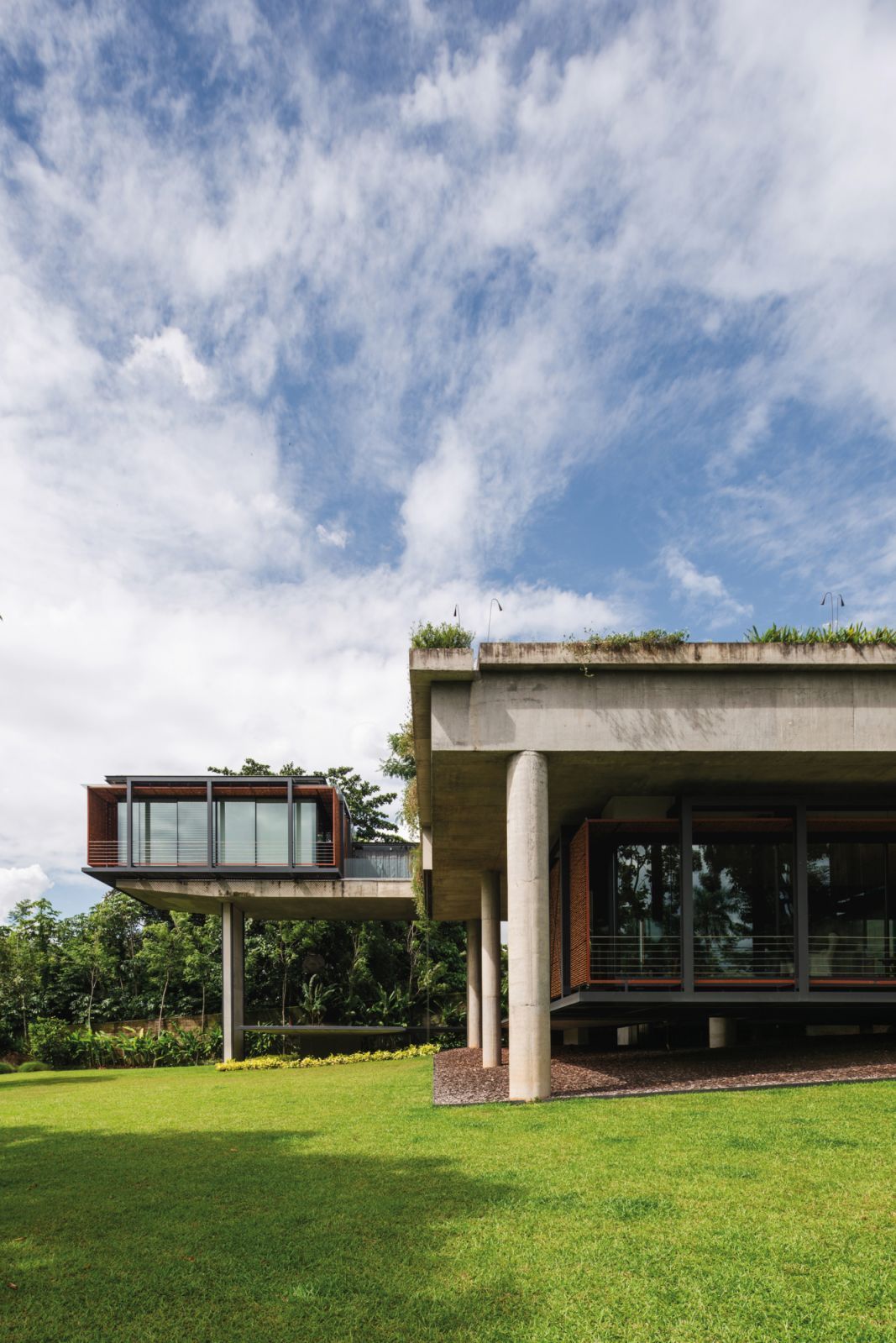 Greater Jakarta (Indonesia) villa with a 7-storey swimming pool, designed by veteran architect Budi Lim (Photo: Ernest Theofilus and Happy Lim)