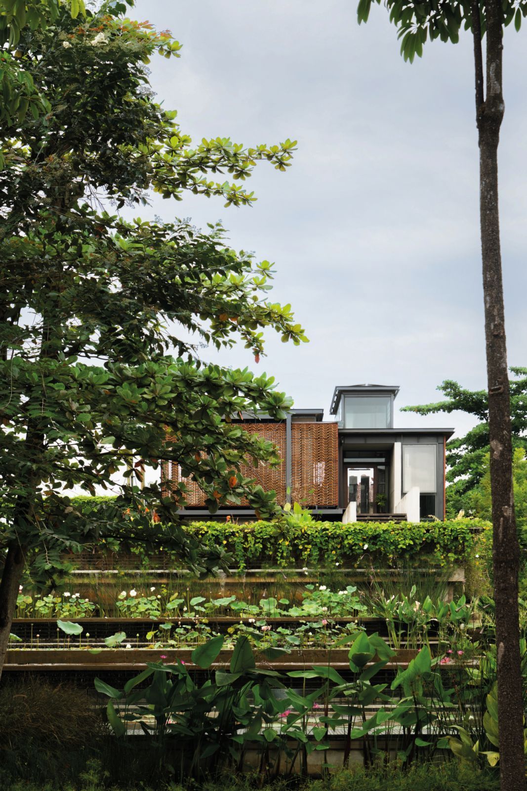 Greater Jakarta (Indonesia) villa with a 7-storey swimming pool, designed by veteran architect Budi Lim (Photo: Ernest Theofilus and Happy Lim)
