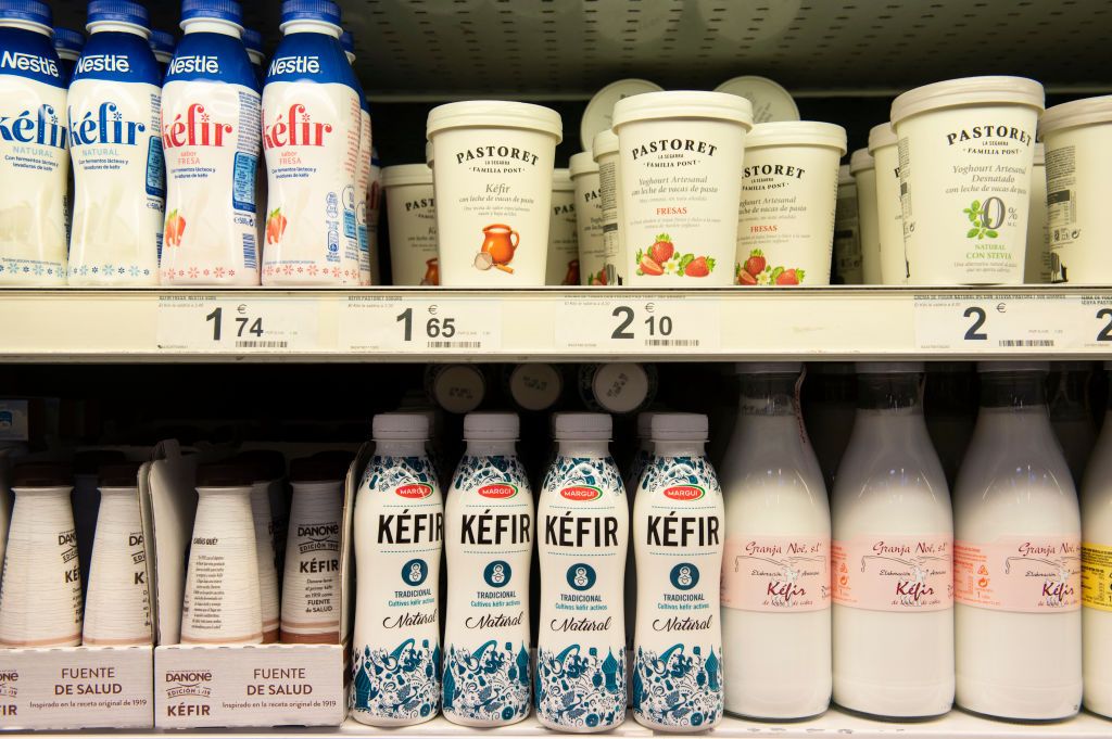 SAN JUAN, ALICANTE, COMUNIDAD VALENCIANA, SPANYOL - 30/10/2018: Susu fermentasi, kefir, terlihat dipajang untuk dijual di supermarket Carrefour di Spanyol (Photo by Miguel Candela/SOPA Images/LightRocket via Getty Images)