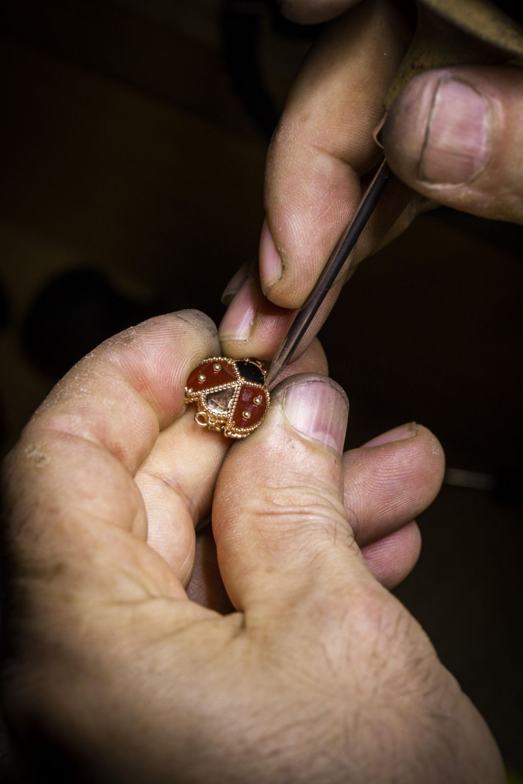 Prong setting work of the carnelian motif