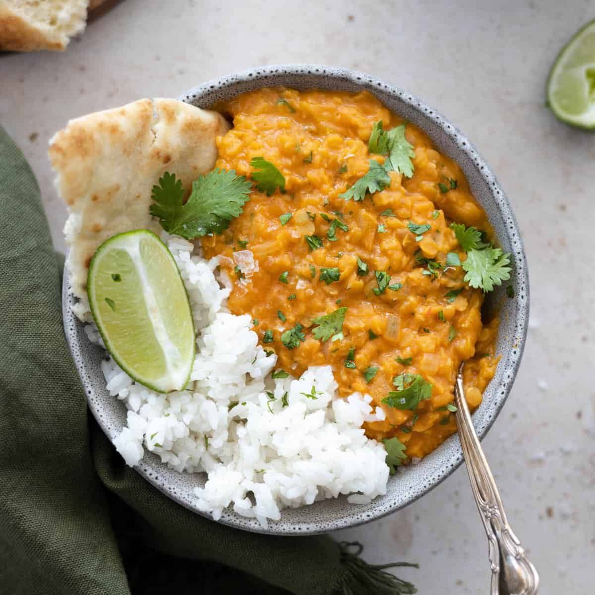Dahl lentil merah, disajikan dengan nasi (Photo: Vegan Huggs)