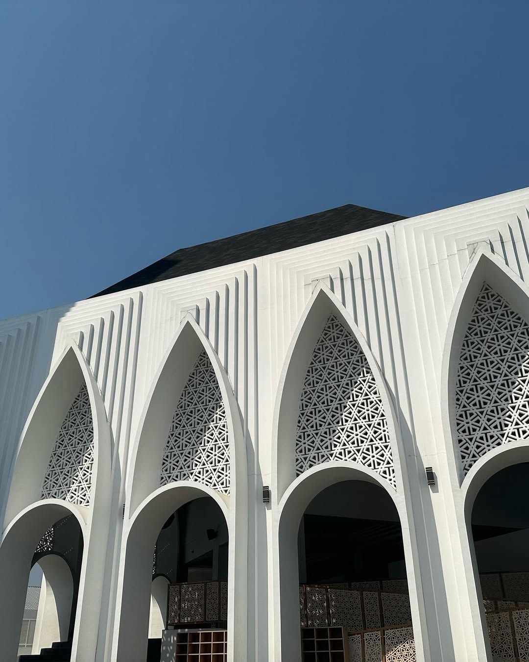 Intricate detailing that that adheres to the local traditional context of Lombok (Photo: Instagram / @andyrahman.architect)