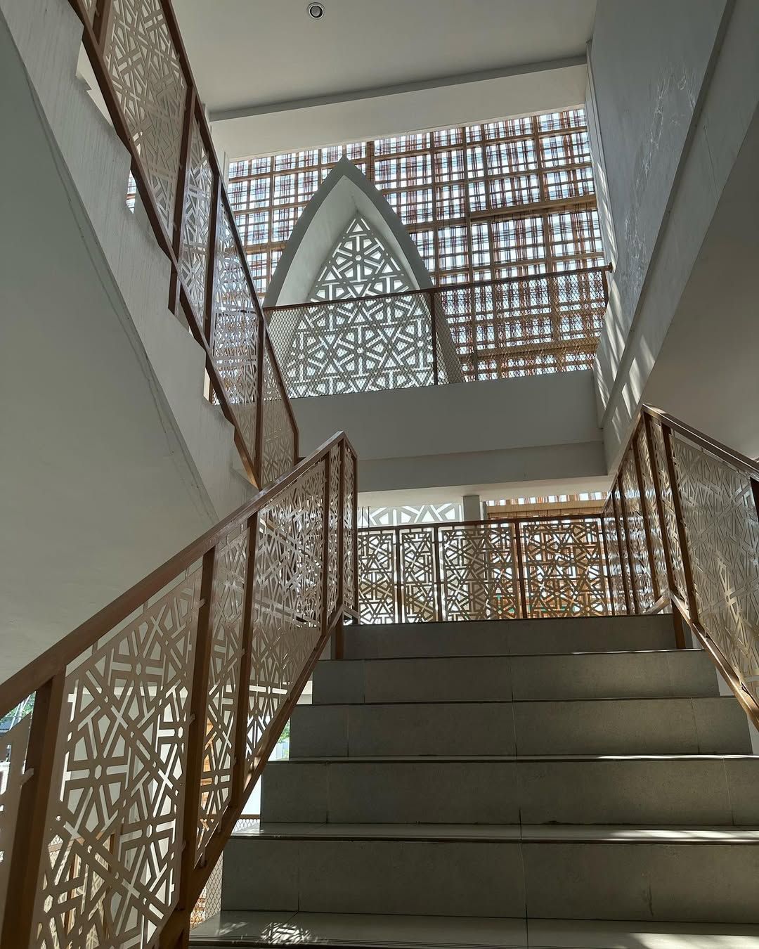 Multiple openings allow for natural ventilation light (Photo: Instagram / @andyrahman.architect)