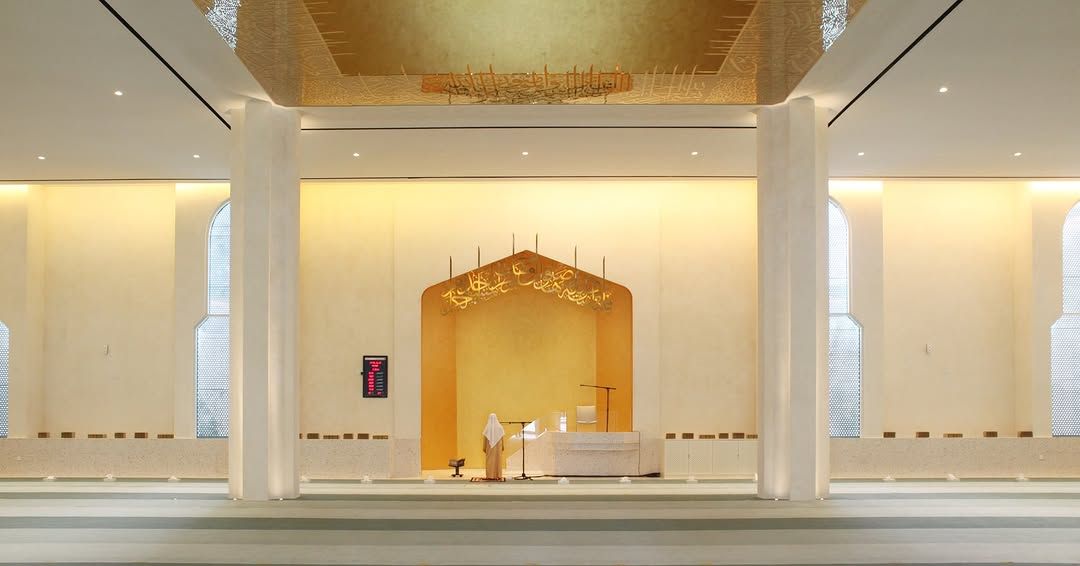 The minimalist prayer hall with gold-toned ceilings and mihrab (Photo: Instagram / @waiwaidesign)