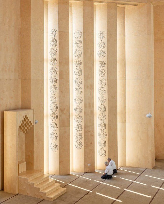 A warm, evolving atmosphere that invites spiritual contemplation (Photo: Instagram / @ iwan_magazine)