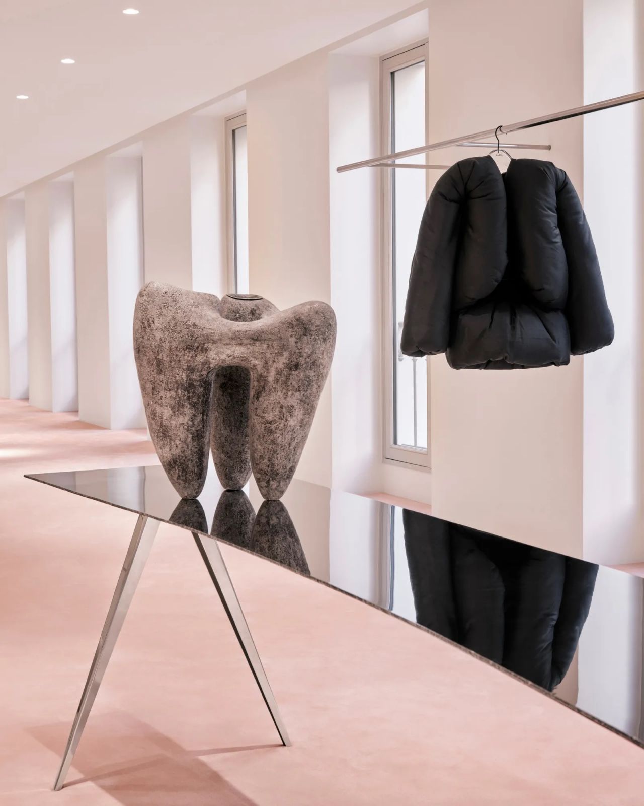 A minimalist display area where fashion and art coexist (Photo: Alaïa)