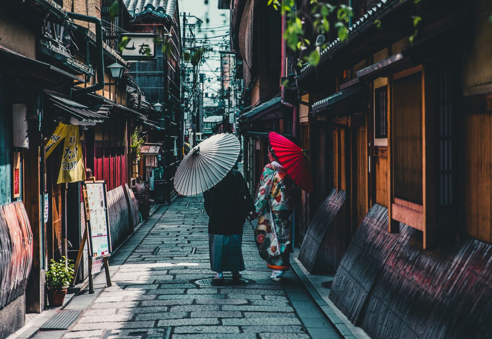 Roam the streets of Gion. (Photo by Andre Benz on Unsplash)