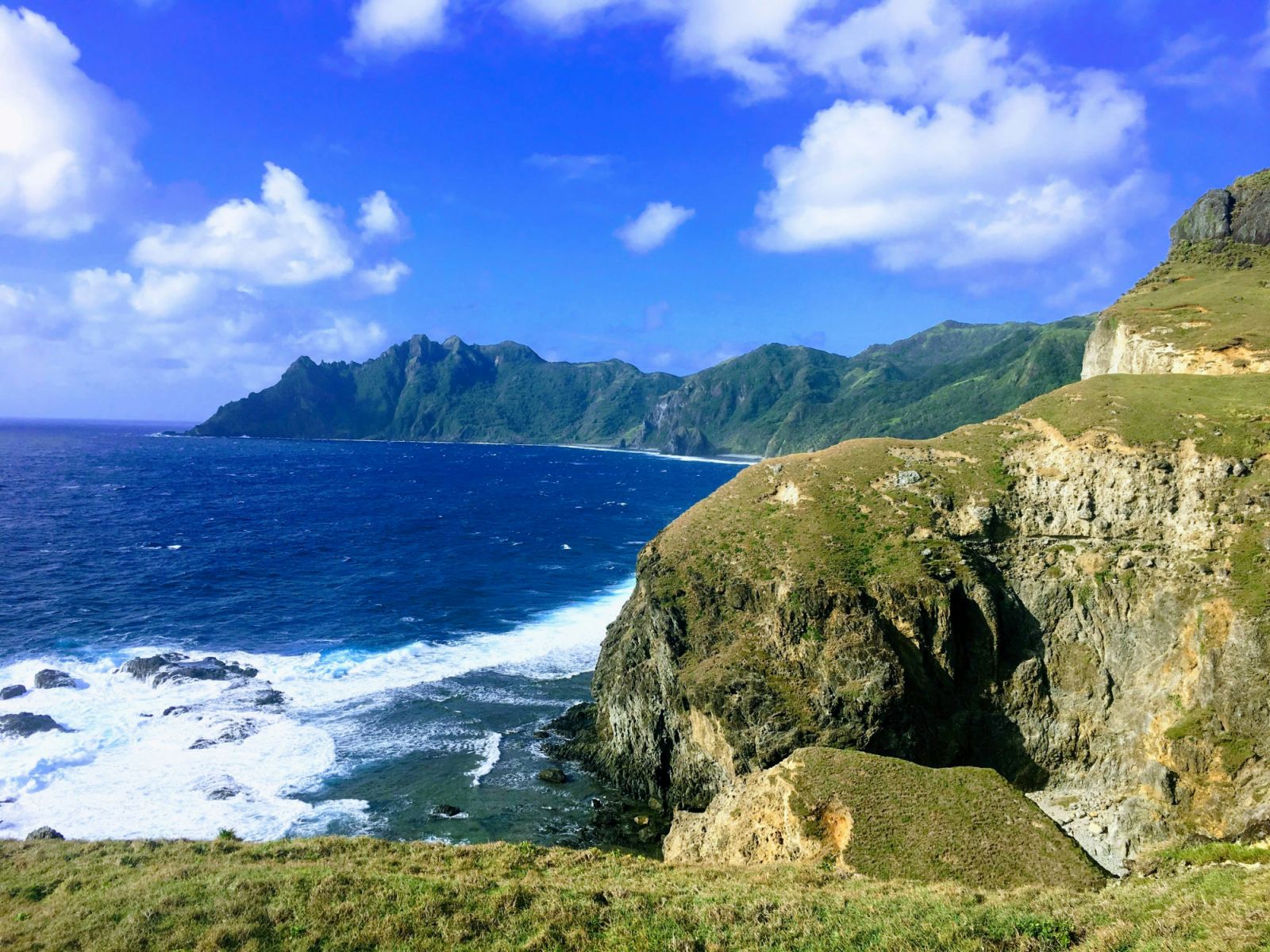 Explore the rolling hills of Batanes. (Photo by Samaria on Unsplash