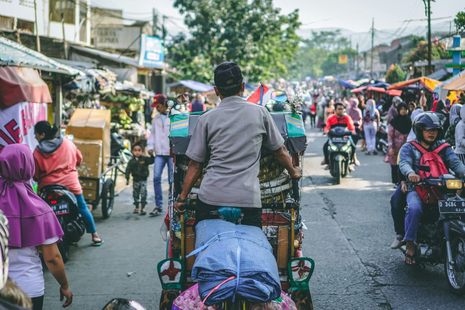 Pulang ke kampung halaman, kembali menemui becak (Photo: Fikri Rasyid / Unsplash)