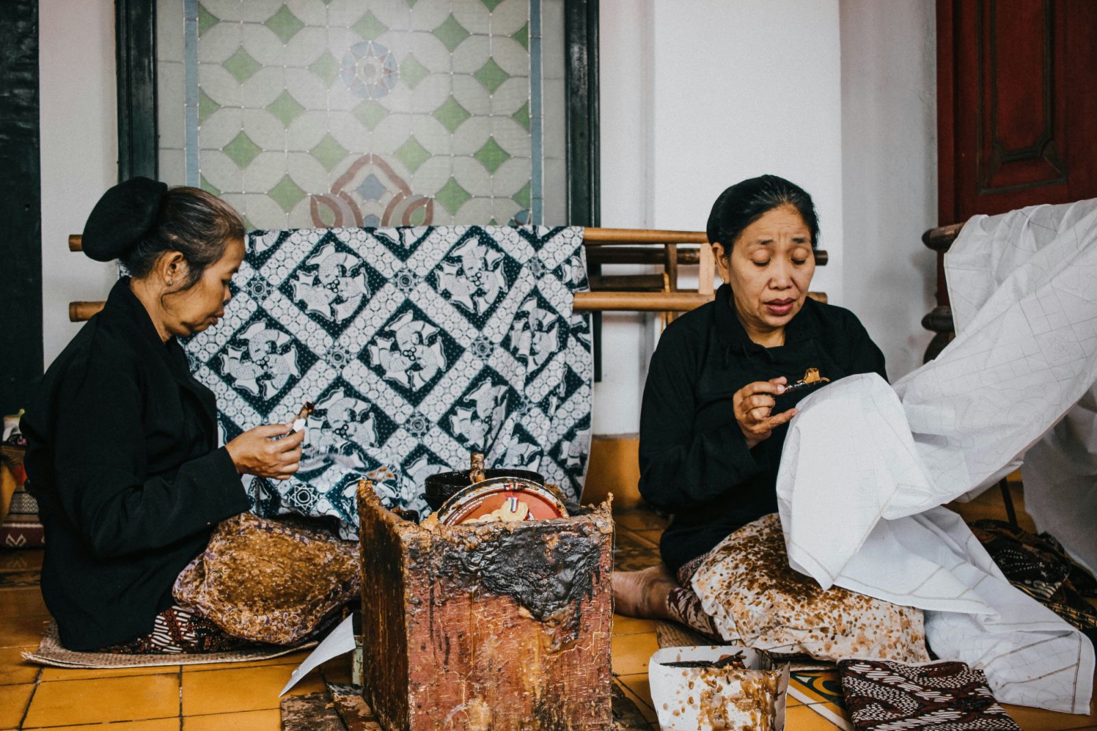 Mudik ke Yogyakarta, mengunjungi para pembatik di Keraton (Photo: Camille Bismonte/ Unsplash)