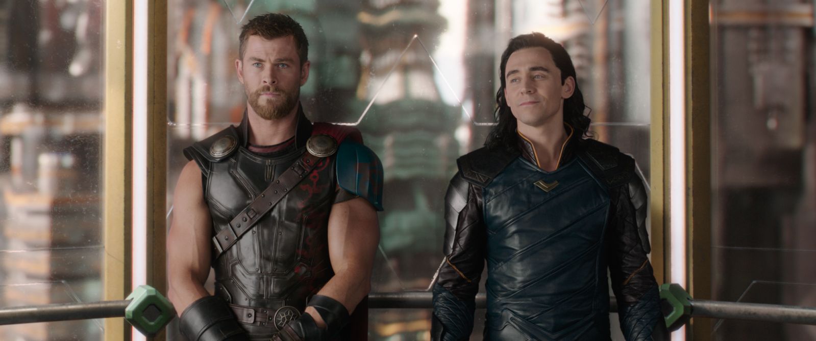 Marvel Studios' THOR: RAGNAROK..L to R: Thor (Chris Hemsworth) and Loki (Tom Hiddleston)..Ph: Film Frame..©Marvel Studios 2017