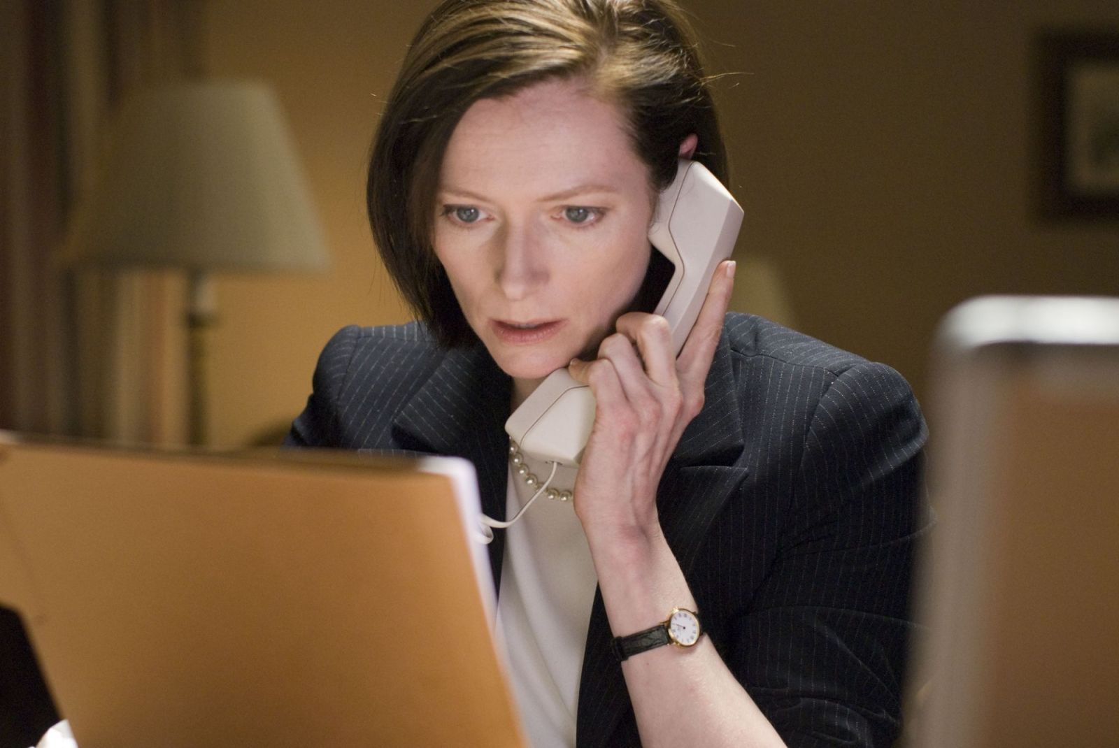 Tilda Swinton ในหนัง Michael Clayton (2007) ที่ทำให้เธอได้รับรางวัลออสการ์นักแสดงสมทบหญิงยอดเยี่ยม (Warner Bros. Pictures)