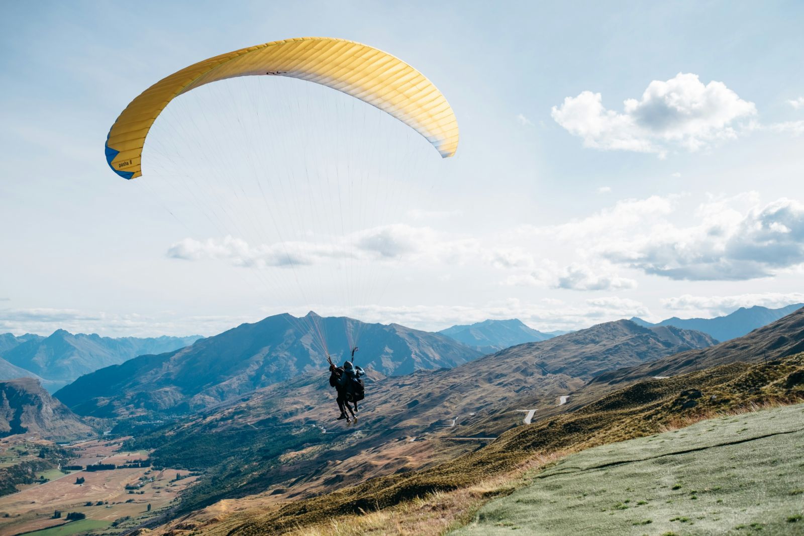 Quench your penchant for adventures when you travel to Queenstown, New Zealand (Photo: Pablo Heimplatz/Unsplash)