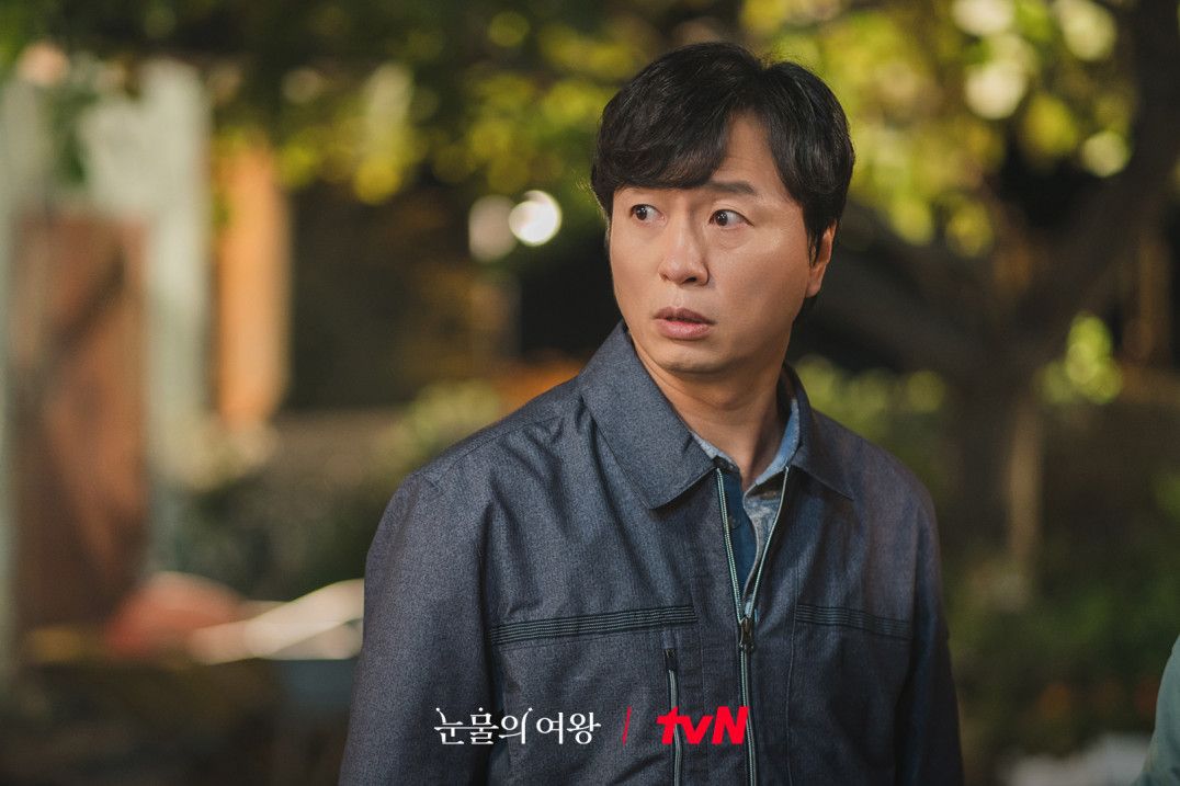 Playing a dad once again in ‘Queen of Tears.’ (Photo: tvN)