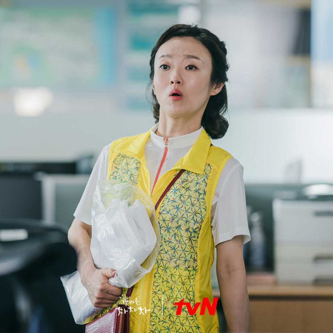 Lee Bong-ryun and Kim Seon-ho have a mini-reunion in ‘Tangerines.’ (Photo: tvN)