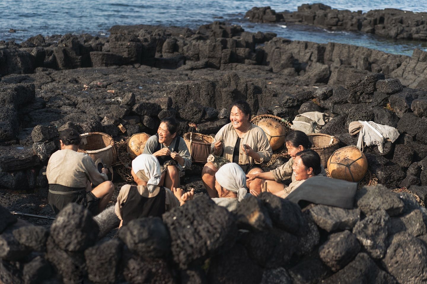 The haenyo women who raised Ae-sun (Photo: Netflix)