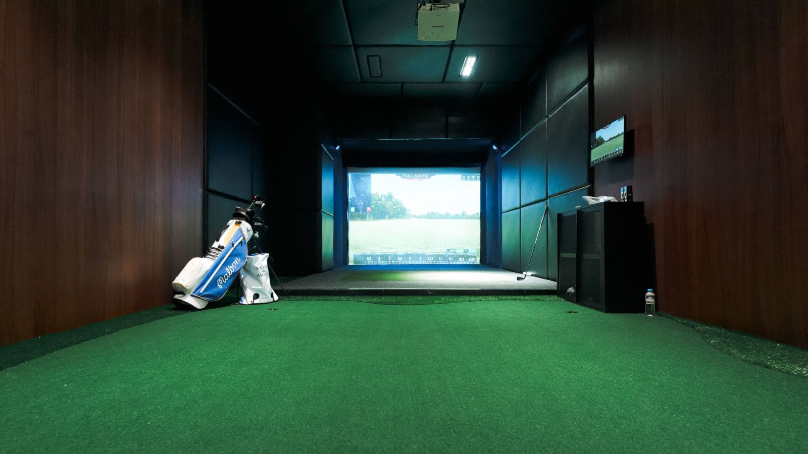 The retail space also includes a state-of-the-art golf simulator (Photo: Kryss Rubio)