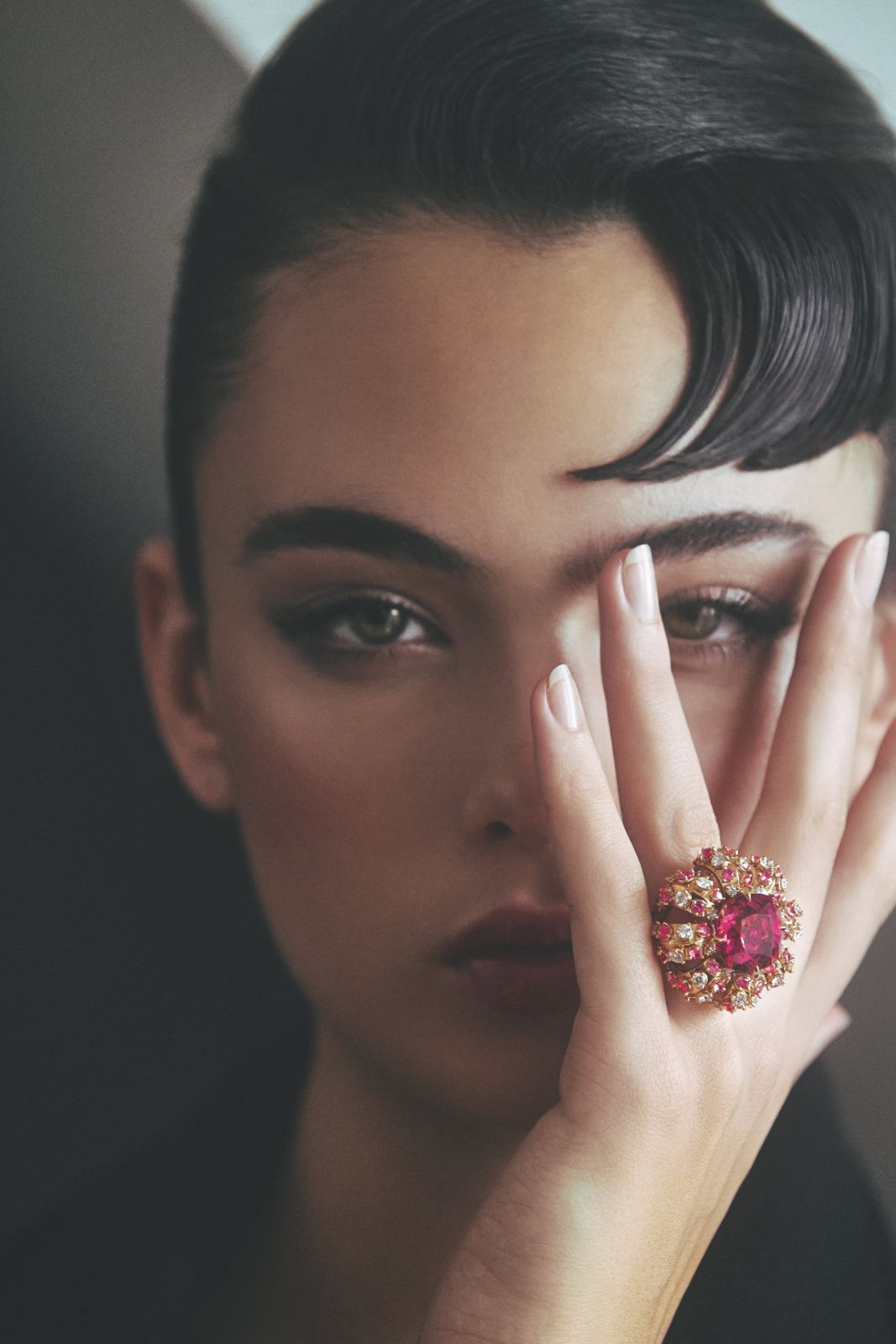 Cartier แหวนไฮจิวเวลรี Akkoro ตัวเรือนโรสโกลด์ ประดับทัวร์มาลีนสีชมพูอมน้ําตาล แซฟไฟร์อุมบ้า และเพชร