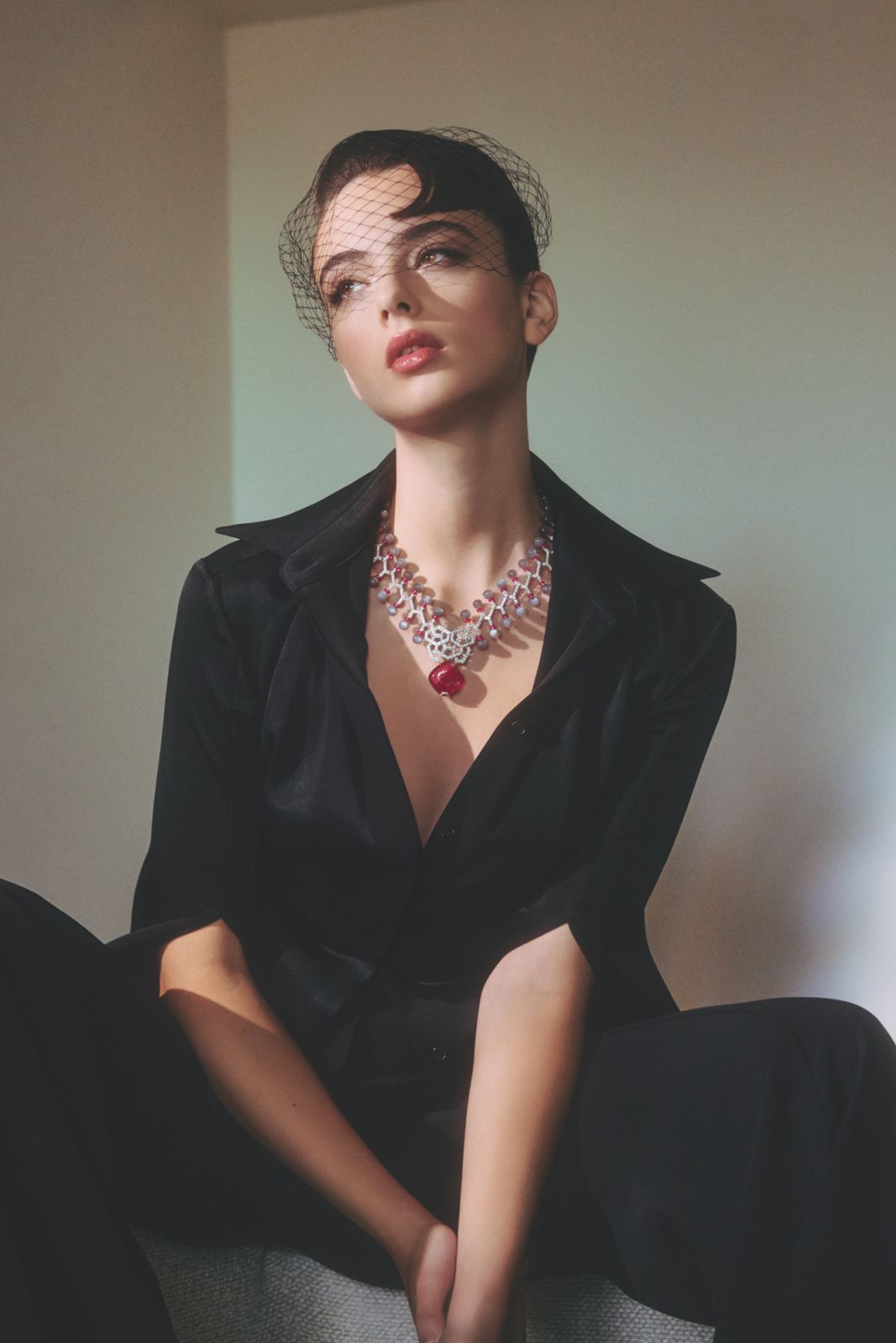 Cartier สร้อยคอไฮจิวเวลรี Red Astralis ทองคําาขาว ประดับรูเบลไลต์ มูนสโตนและเพชร; เสื้อเชิ้ต Alex Perry; กางเกงเทราเซอร์ Elie Saab