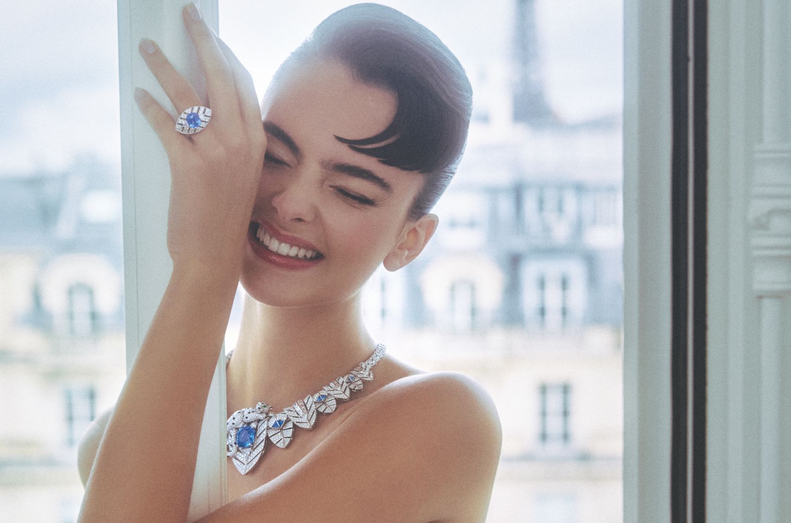 Deva Cassel บนปกนิตยสาร Tatler Thailand ฉบับเดือนเมษายน 2025 (Cartier สร้อยคอและแหวนไฮจิวเวลรี Panthère Canopée ตัวเรือนไวท์โกลด์ ประดับแซฟไฟร์ มรกต โอนิกซ์ และเพชร; ชุดราตรี David Laport)