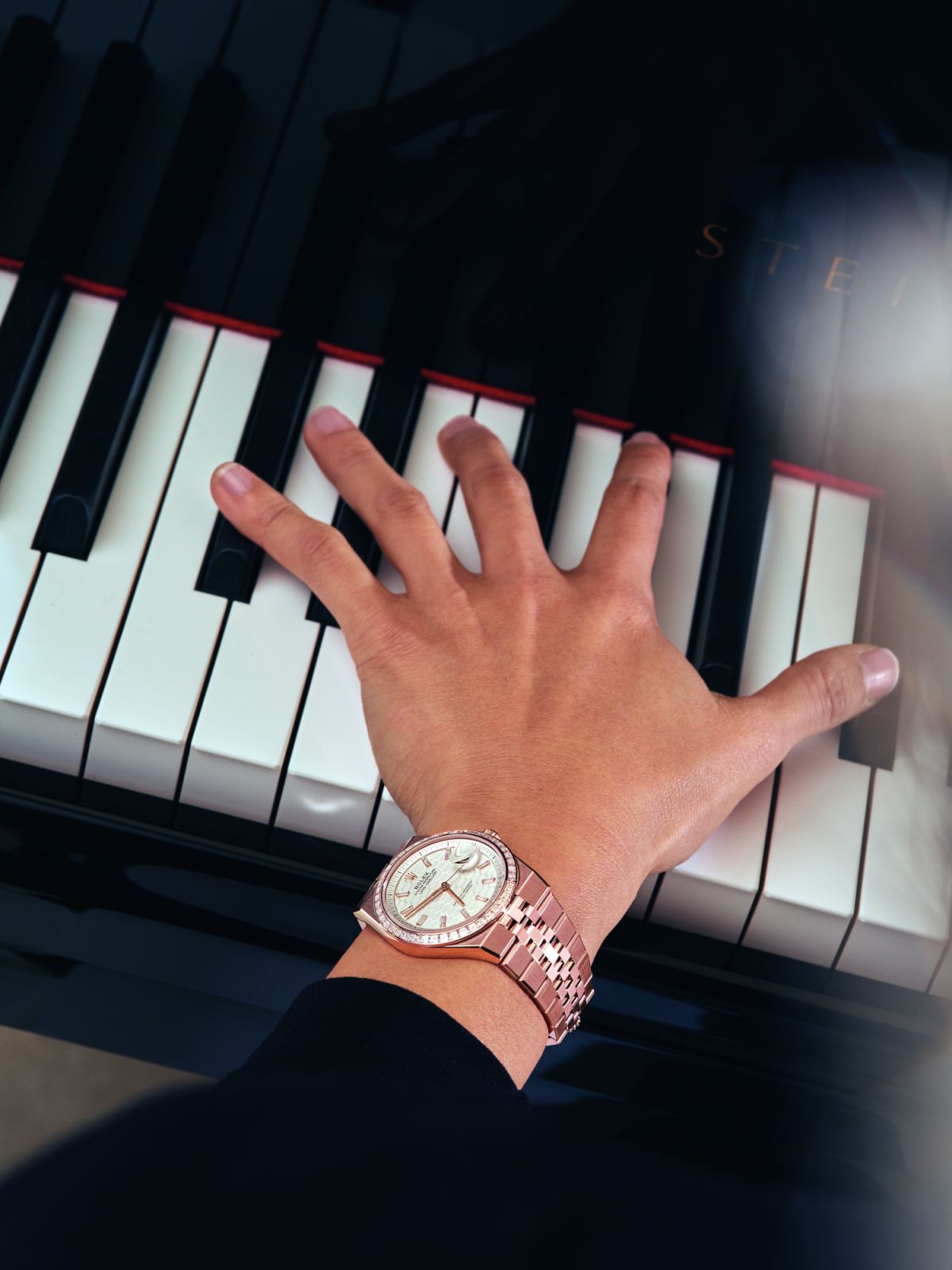 Yuja Wang wears a Land-Dweller 36 in 18 ct
Everose gold with a diamond-set bezel.