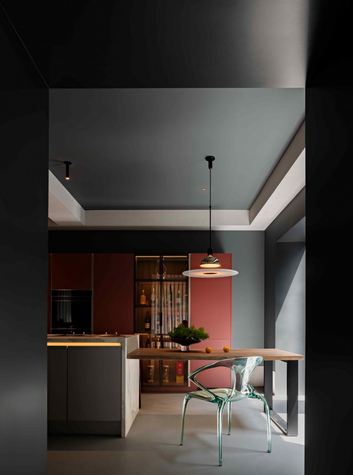 A bold interior palette adds solidity and elegance to the kitchen