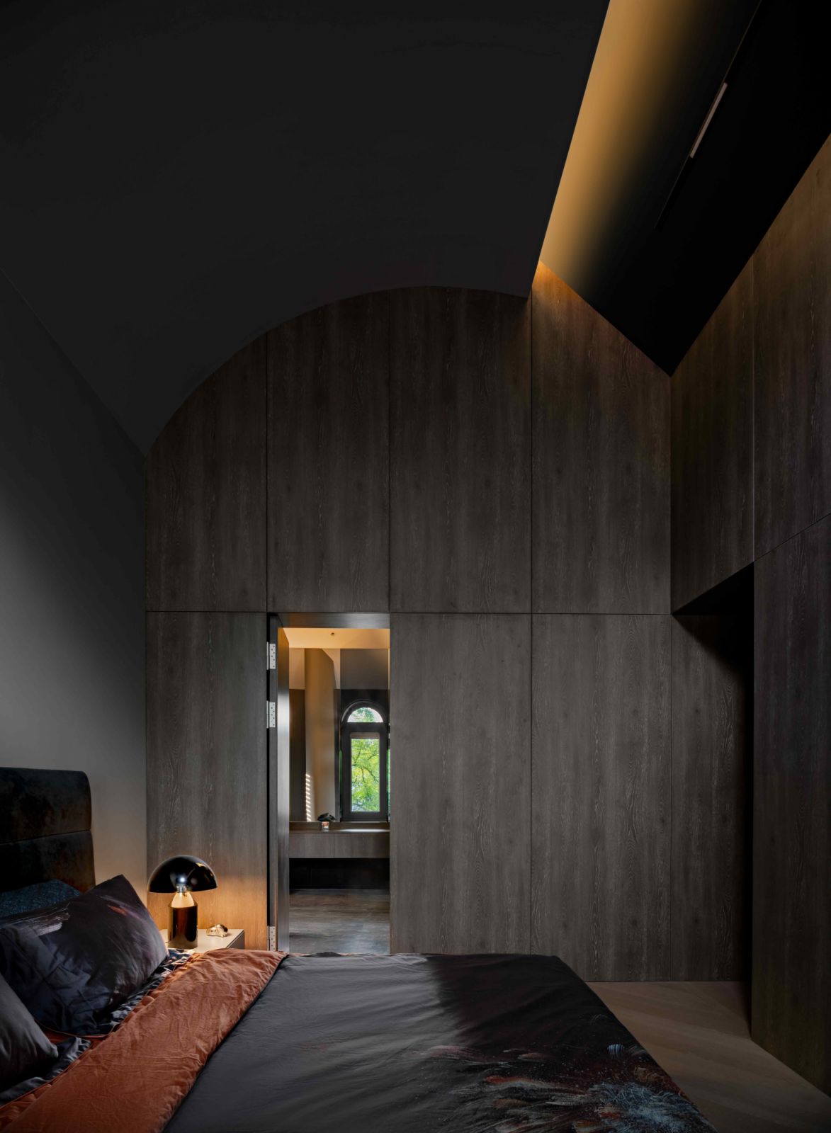 The removal of a narrow mezzanine created generous vertical space