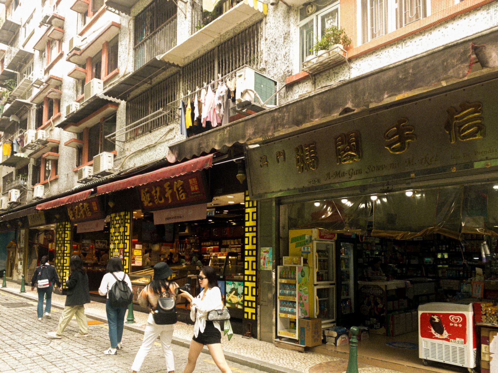 Concessionaires near the A-Ma Temple (Photo: Angela Nicole Guiral)